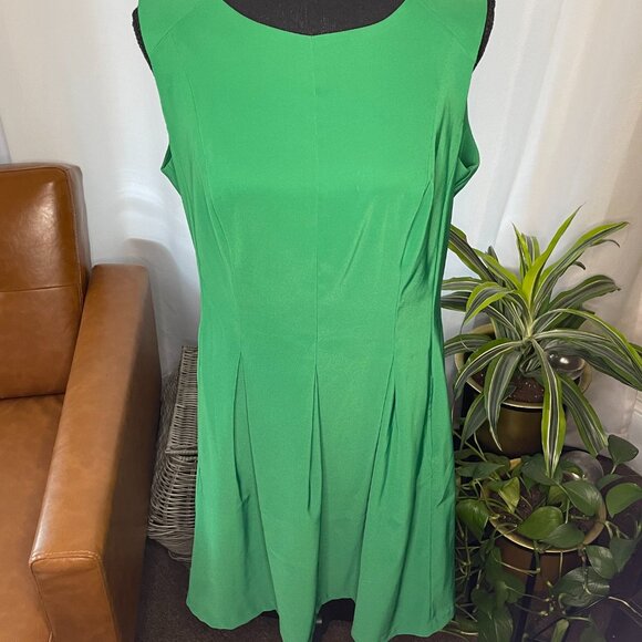 Green Dress - Picture 2 of 5